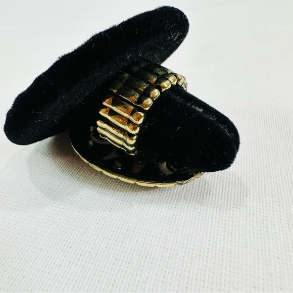 💚 STRETCH RING RED JEWEL CENTER ACCENTED STONES IN GOLD TONE NWOT FASHION GLAM - Picture 5 of 7